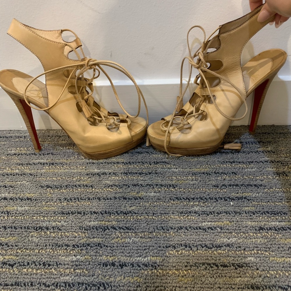 Stunning tan leather lace up Christian louboutins